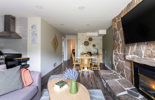 Hamilton Apartment | Homey 2-Bdrm apartment with driveway parking, patio, king bed, close to highway