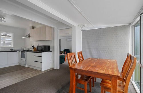 Papatoetoe House | Homey Hideaway 3 BR w Parking , Wi-fi and Netflix