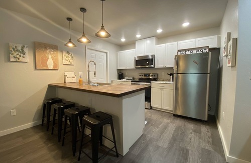 Mena Cottage | Honey Bee Cottage, ez trailer parking 🔥place, king, paved,🔥pit , Fast WIFI 3tvs