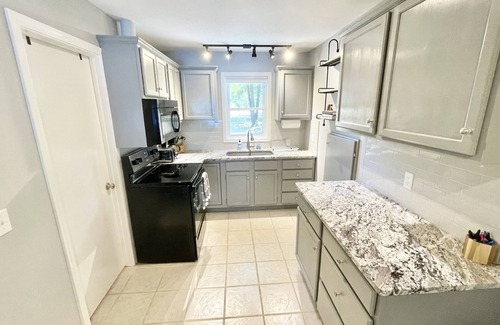 Grove Cottage | Honey Creek Getaway Waterfront Cottage - Close to town & Boat Ramp! Sleeps 10+