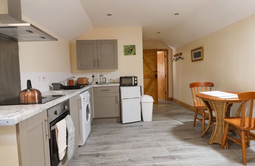 Winestead Cottage | HONEYBEE COTTAGE, pet friendly, with a garden in Withernsea
