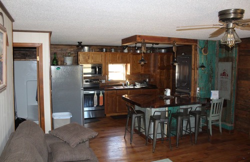 Hardy Cabin | HONEYCOMB HIVE. Secluded cabin in the woods, 1.5 miles to river and downtown
