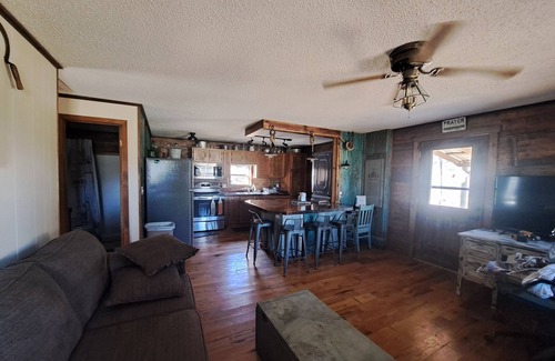Hardy Cabin | HONEYCOMB HIVE. Secluded cabin in the woods, 1.5 miles to river and downtown