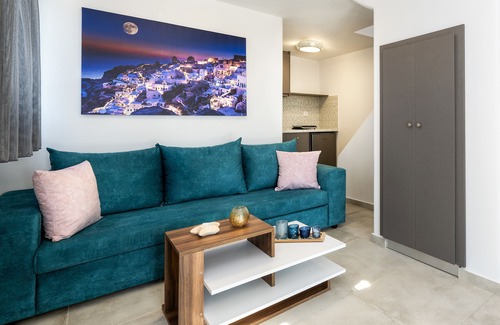 Perivolos House | Honeymoon Beach Studios