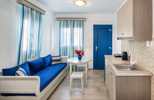 Perivolos House | Honeymoon Beach Studios