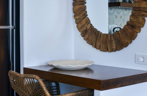 Tripiti House | honeymoon klima suite
