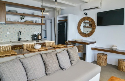 Tripiti House | honeymoon klima suite