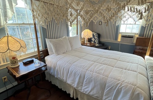 Chester Bed & Breakfast | Honeymoon Suite with Jacuzzi Tub in Historic Inn