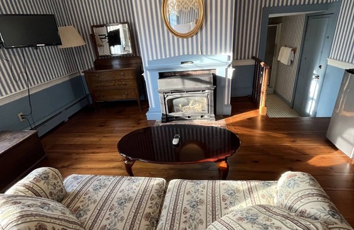 Chester Bed & Breakfast | Honeymoon Suite with Jacuzzi Tub in Historic Inn
