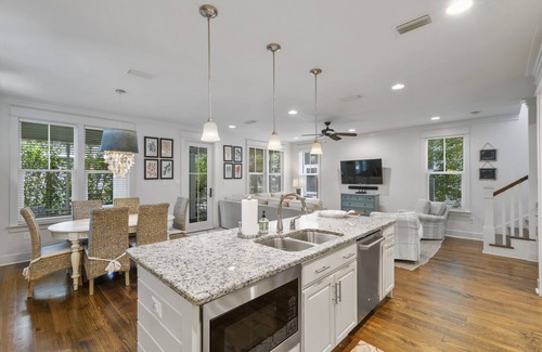 WaterSound West Beach House | "HoneyPops 30A Beach House" Private access to Beach! Gate Community! 4 Bikes!