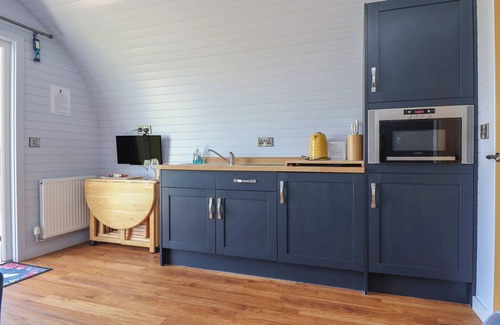Hope Cottage | HONEYPOT HIDEAWAYS - CLOVER, romantic in Higher Kinnerton, Chester