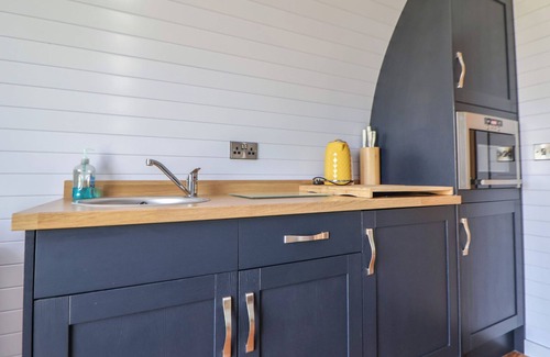 Hope Cottage | HONEYPOT HIDEAWAYS - CLOVER, romantic in Higher Kinnerton, Chester