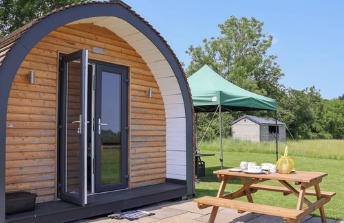 Hope Cottage | HONEYPOT HIDEAWAYS - CLOVER, romantic in Higher Kinnerton, Chester