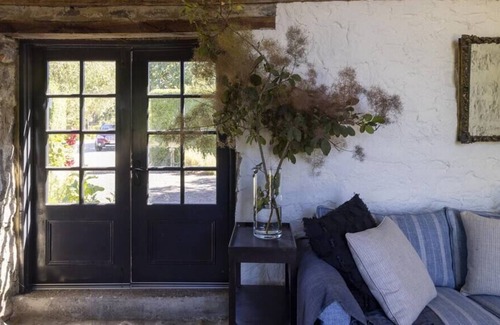 Kyneton House | HONEYSUCKLE BARN - A LUXE BARN IN A PRIVATE GARDEN