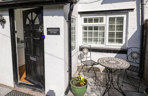 Lea Marston Cottage | HONEYSUCKLE COTTAGE, family friendly, with open fire in Lea Marston