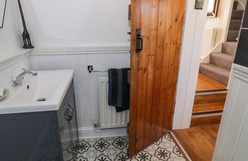 Lea Marston Cottage | HONEYSUCKLE COTTAGE, family friendly, with open fire in Lea Marston