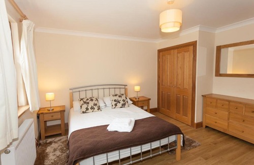 Linlithgow Apartment | Honeysuckle Cottage at Williamscraig Holiday Cottages