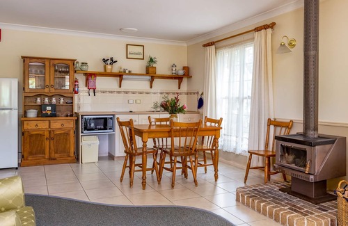 Applethorpe Cottage | Honeysuckle Cottages Stanthorpe
