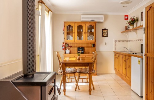 Applethorpe Cottage | Honeysuckle Cottages Stanthorpe