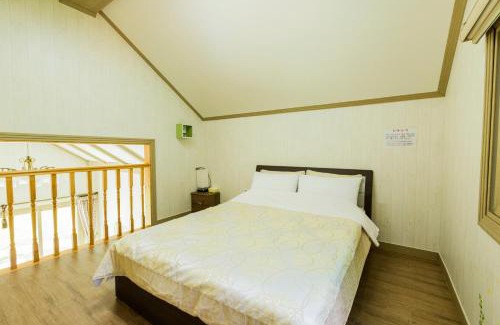 Hongcheon House | hongceon byeolbicheureuneunmaeul pensyeon