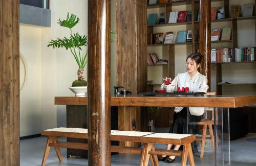 Pudong Hotel | Hongcun Nanhu Guanyuan Designer Lake View Resort Hotel Scenic spot tickets are not included