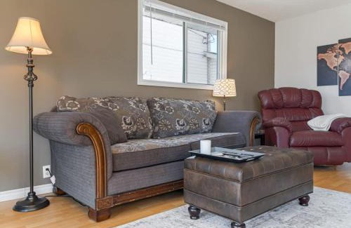 Drumheller House | Hoodoo Hideout - 2BR House - Family Retreat - King Suite