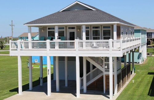 Crystal Beach Cabin | Hook, Wine, & Sinker - Crystal Beach, TX - Charming 3-bedroom Vacation Getaway!