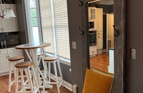 Chesapeake City House | Hook Wine & Sinker~sleeps 14 to 16 🚤 includes slip at Inn 🚤water views!