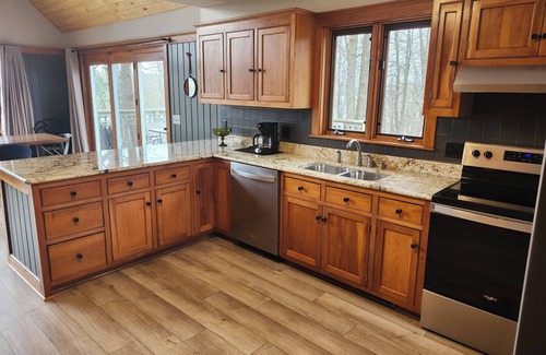 Outing Cabin | Hooked on Lake Roosevelt Spacious Cabin + Pontoon Rental