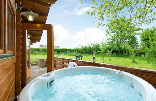 Broadwas Cottage | Hop Pickers Cabin - sleeps 4 guests in 2 bedrooms