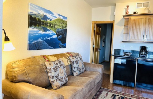 Estes Park Condo | Horsetooth Peak 26C - 1 Br Condo - Jetted Bathtub - Lake and Mountain Views