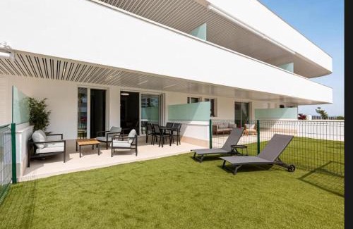 Torre del Mar Apartment | Horus Beach Paradise- Piscina y Gran Terraza con Jardín