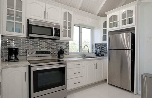 St.Bran's Burg Apartment | Hospitality Expert F36: Beach front, Pool & Chef