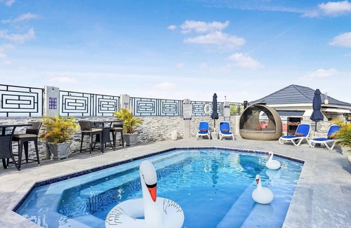 St.Bran's Burg Apartment | Hospitality Expert BTS 3: Pool, Beach & Bar
