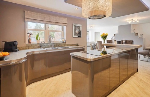 Arnold House | Host & Stay | Casa Feliz