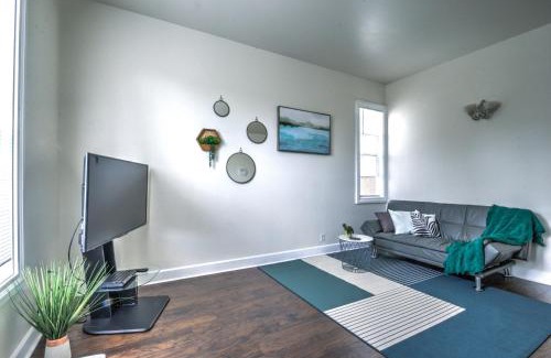 Broadway Apartment | Hosteeva Capitol Hill 2BR Apt - 7 Walking Distance to Dining