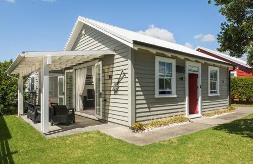 Waihi Beach House | Hosts on the Coast Pohtukawa Cottage