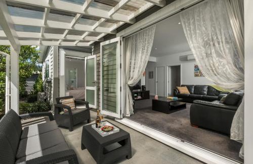 Waihi Beach House | Hosts on the Coast Pohtukawa Cottage