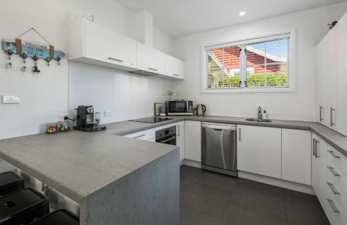 Waihi Beach House | Hosts on the Coast Pohtukawa Cottage
