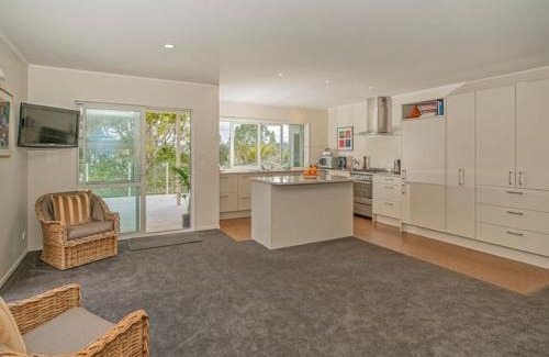 Whitianga House | Hosts on the Coast Puriri Pride