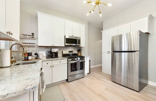 Lawrenceville House | ★ HostWise Stays ★ 4 Blocks From UPMC Children's