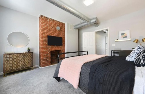 East Allegheny House | HostWise Stays - Free Parking, Highly Walkable, 2 Full bathrooms