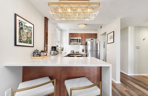 Mount Washington Apartment | ★ HostWise Stays ★ Grandview Ave - Private Balcony with Stunning Skyline Views!