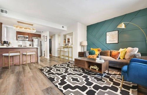Mount Washington Apartment | ★ HostWise Stays ★ Grandview Ave - Private Balcony with Stunning Skyline Views!