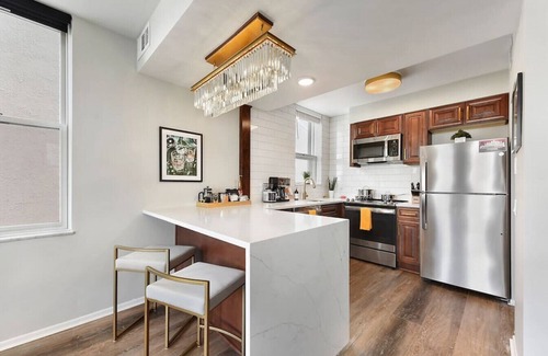 Mount Washington Apartment | ★ HostWise Stays ★ Grandview Ave - Private Balcony with Stunning Skyline Views!