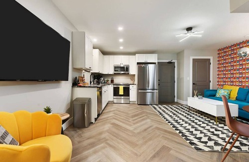 East Allegheny Condo | ★ HostWise Stays ★ King Bed! Free Street Parking! Walkable Location