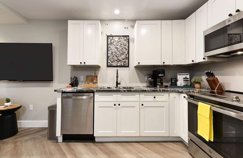 East Allegheny Condo | ★ HostWise Stays ★ King Bed! Free Street Parking! Walkable Location