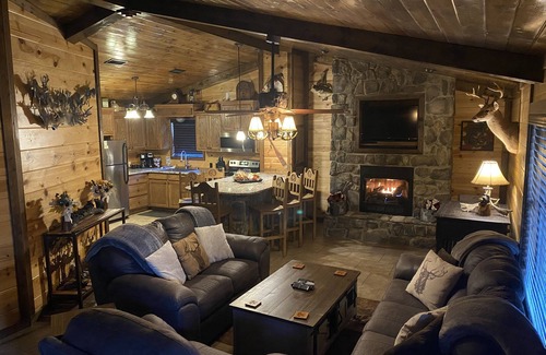 Smithville Cabin | Hot tub! 25-30 Minutes N of Broken Bow Lake! River View. High Speed Fiber Wifi!