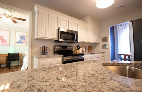 Rogers House | Hot tub *3 mins to i49* Bike In/Out