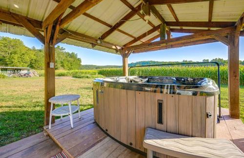 Perryville House | Hot Tub and Creek Views Secluded Perryville Cabin